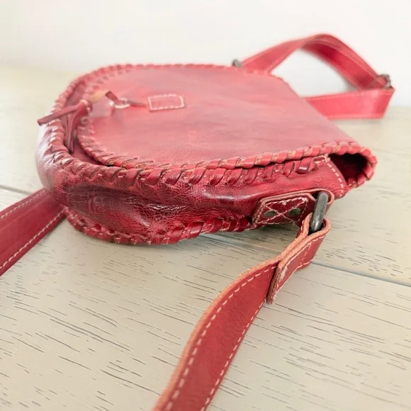 $245 Bed Stu Half Moon Scarlet Red Leather Crossbody Purse Magnetic Close Tassel - Picture 5 of 9